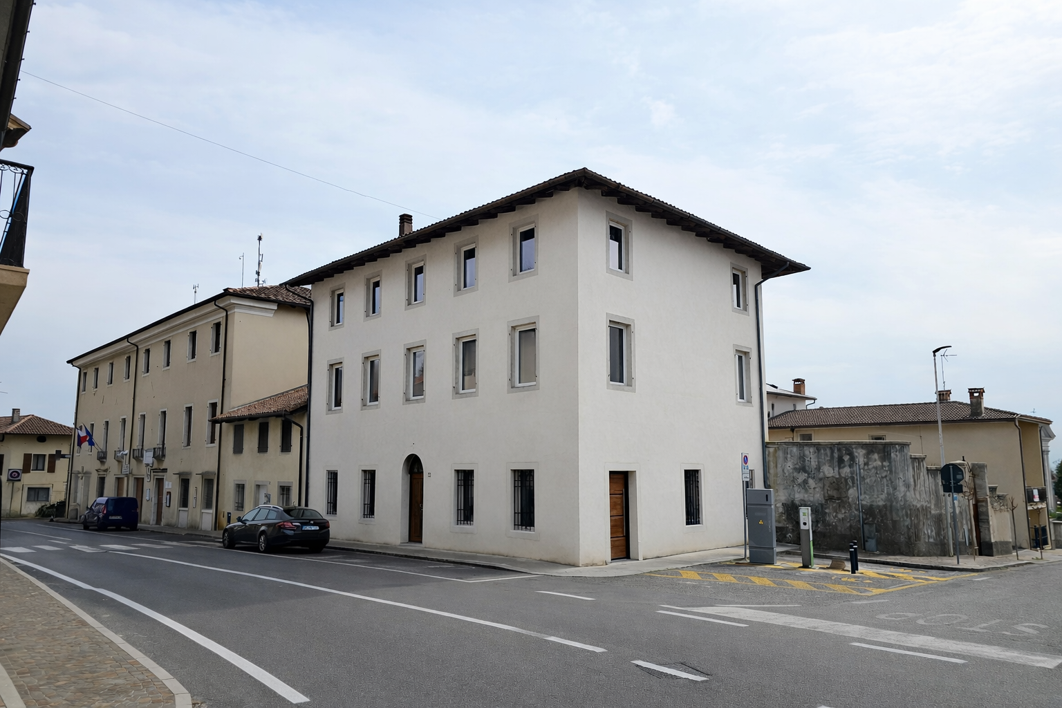 Vista angolare dell'edificio e del contesto urbano di Pinzano al Tagliamento