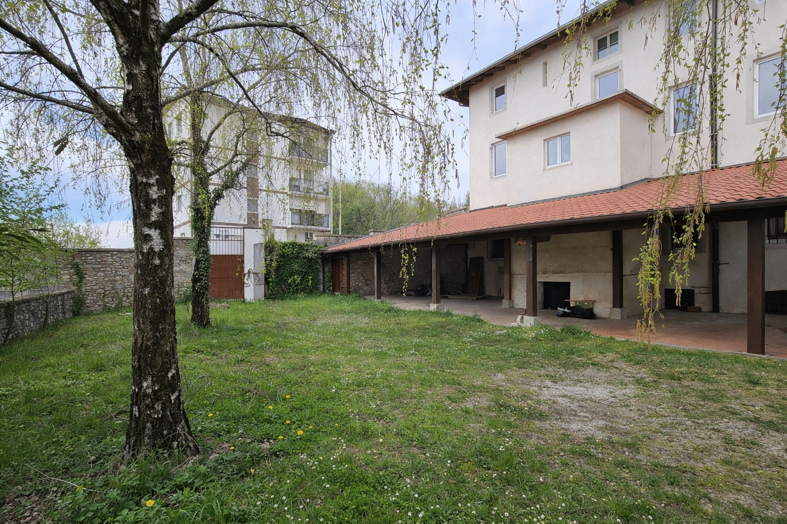 Ampio giardino privato con alberi e verde, spazio per attività all'aperto degli ospiti della Casa Famiglia