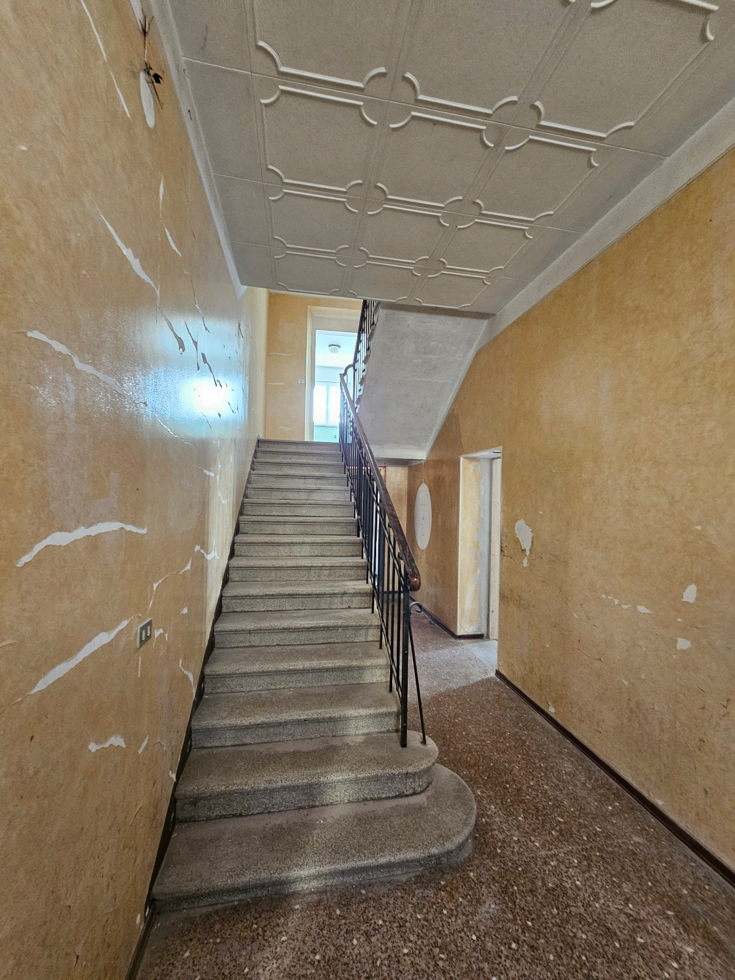 Scala interna dell'edificio – stato attuale prima dei lavori